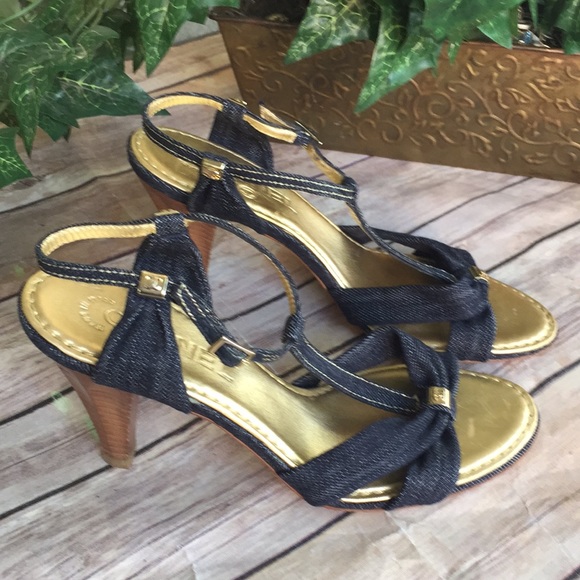 Chanel Jean and gold size 7 like New - Picture 2 of 8